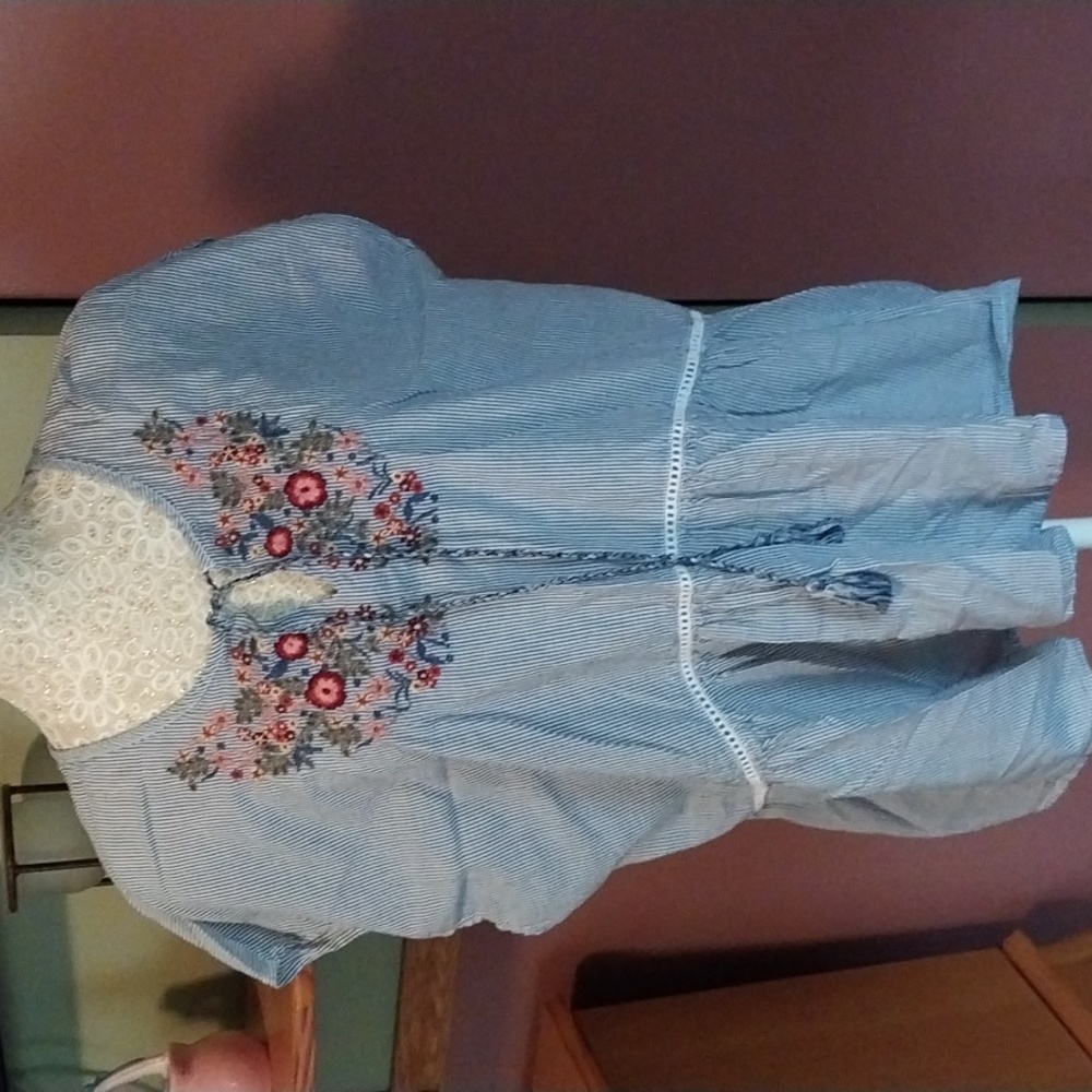 Sonoma embroidered top. Size large.